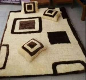 karpet motif kotak cokelat
